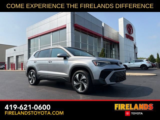 Used 2025 Volkswagen Taos SE AWD/4WD image 1