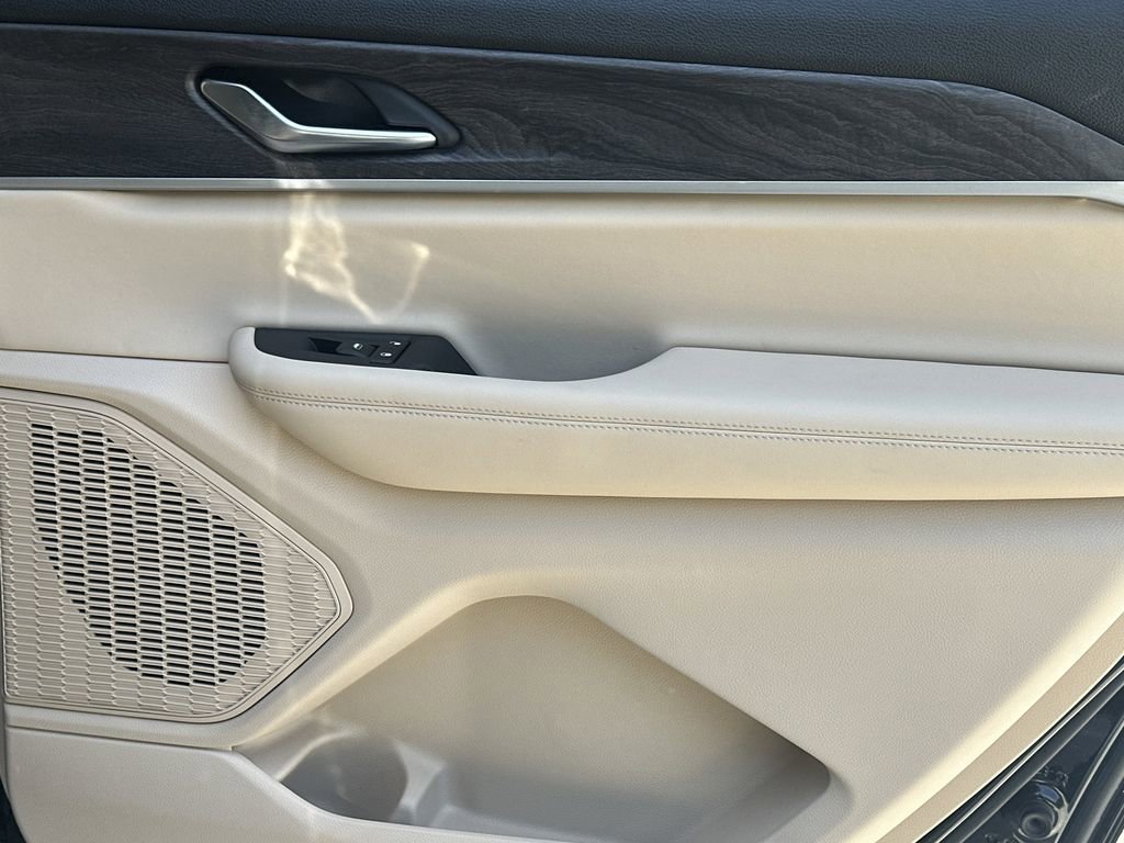 Used 2023 Jeep Grand Cherokee L Limited w/ Black Appearance Package image 17