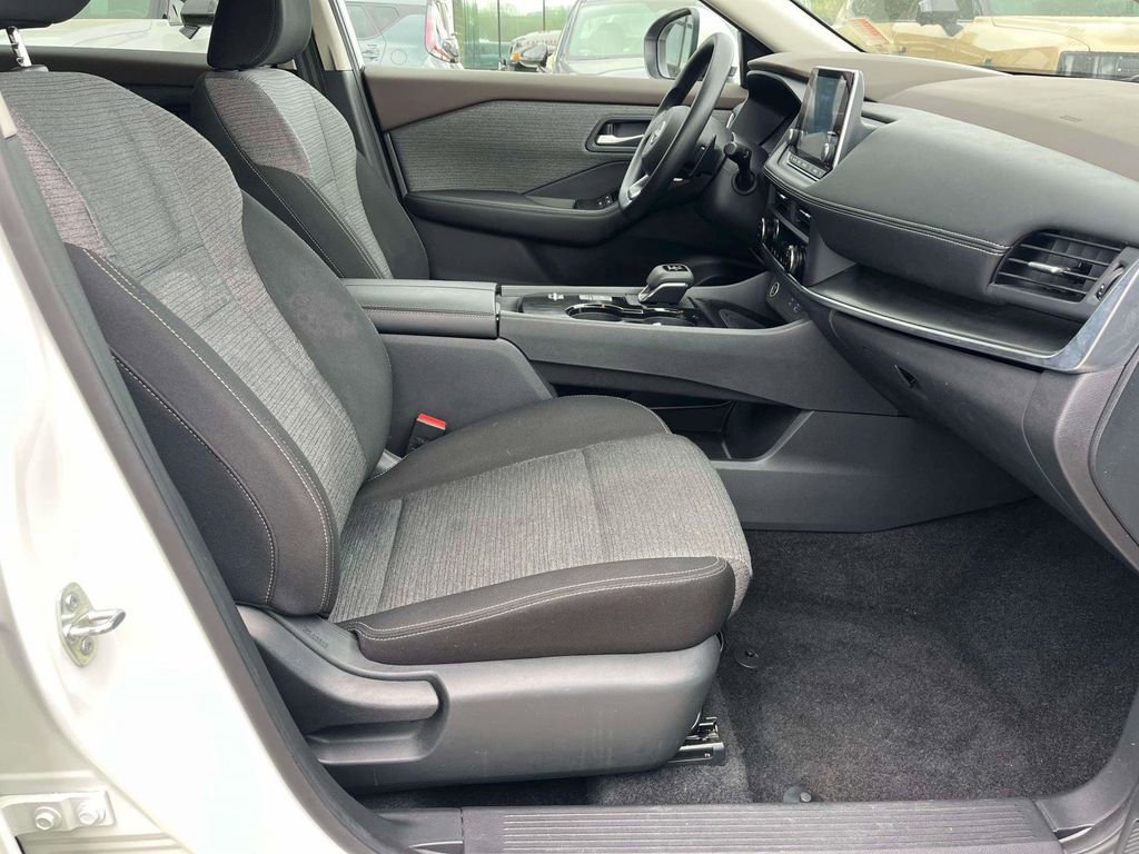 Used 2023 Nissan Rogue SV image 12