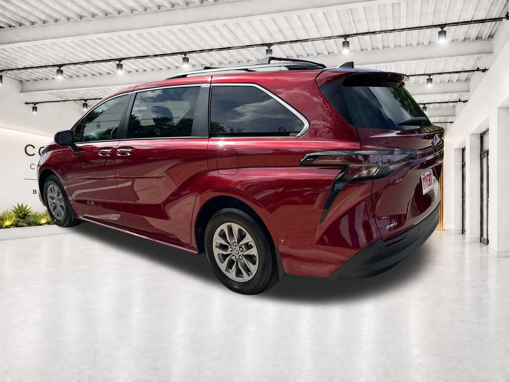 Used 2025 Toyota Sienna XLE FWD image 11