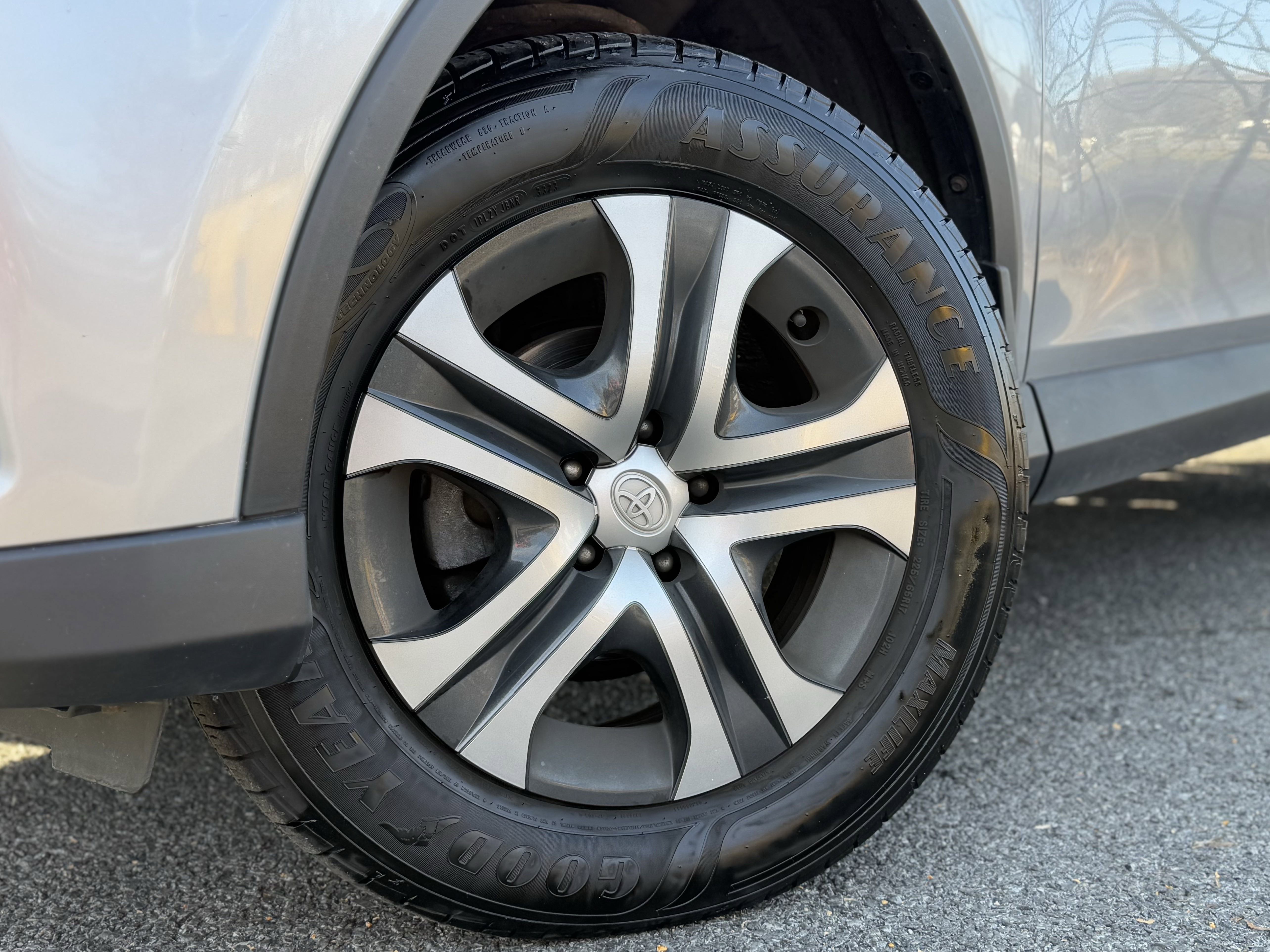 Used 2018 Toyota RAV4 LE image 4