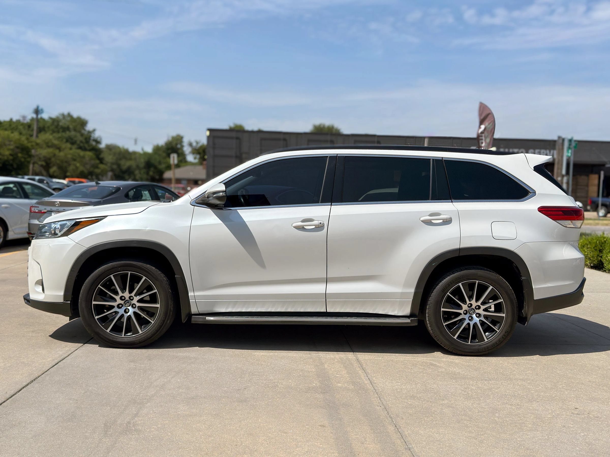 Used 2017 Toyota Highlander XLE FWD image 4
