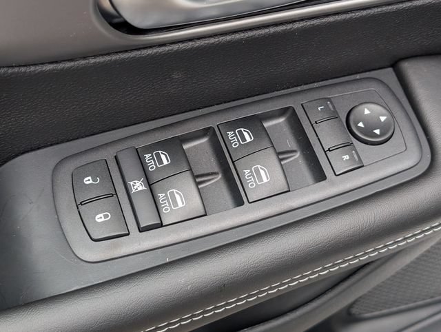 New 2027 Chrysler Pacifica Select FWD image 11