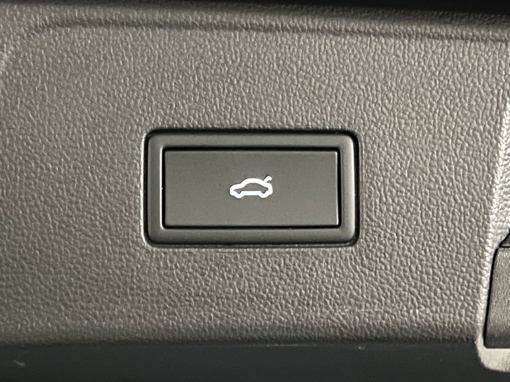 Used 2025 Volkswagen Atlas SE w/ Panoramic Sunroof Package image 40