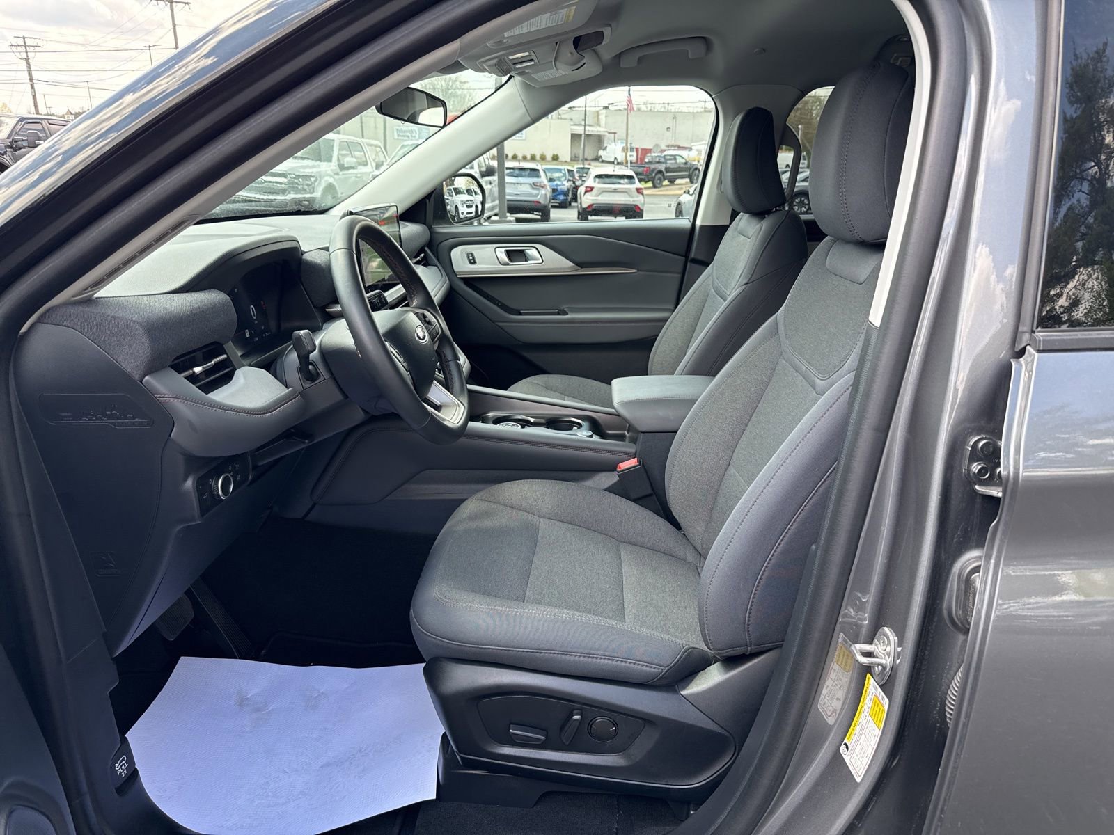 Used 2025 Ford Explorer Active AWD/4WD image 23
