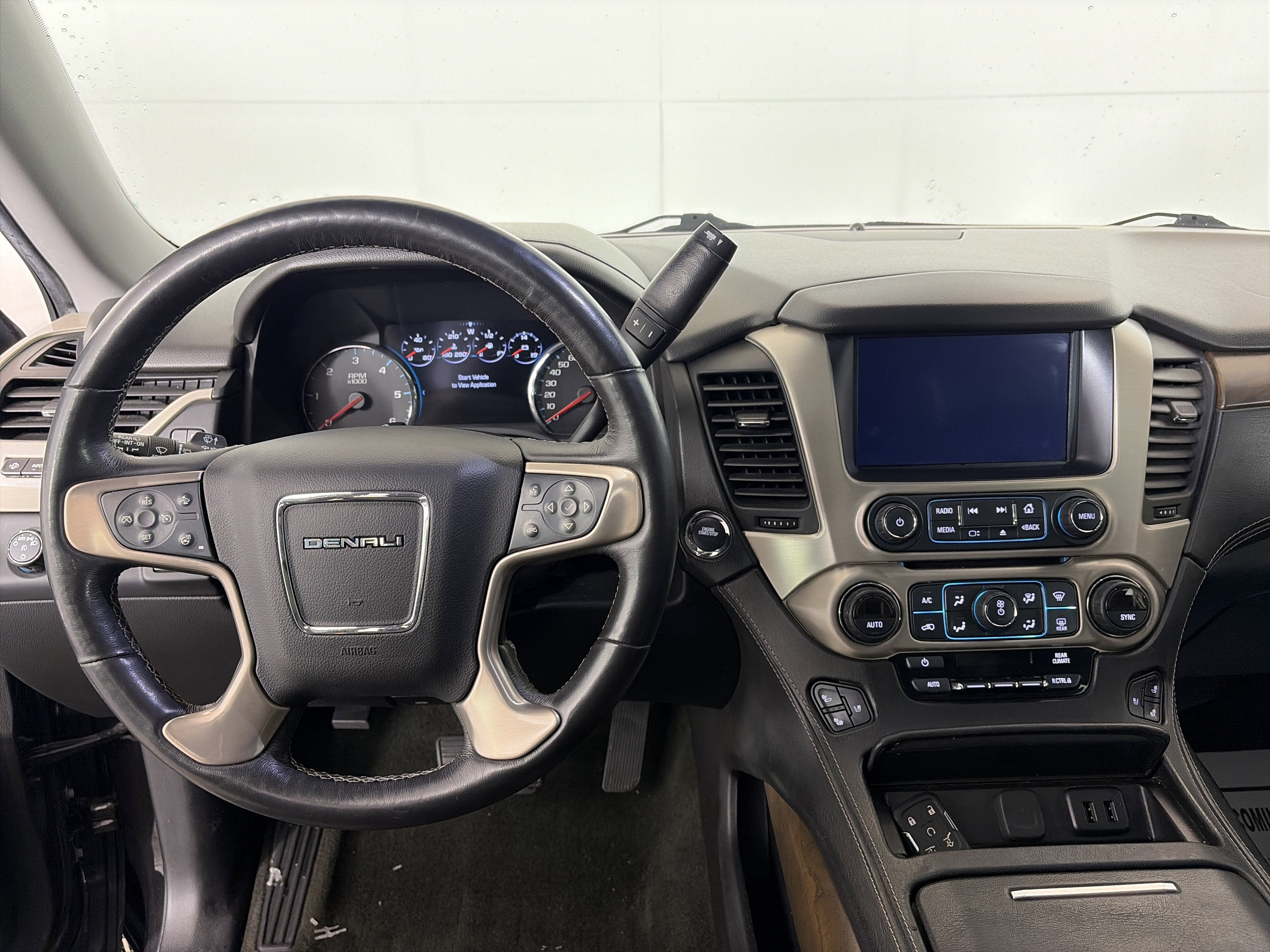 Used 2018 GMC Yukon Denali image 3