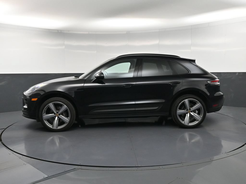 Certified 2024 Porsche Macan AWD/4WD image 2