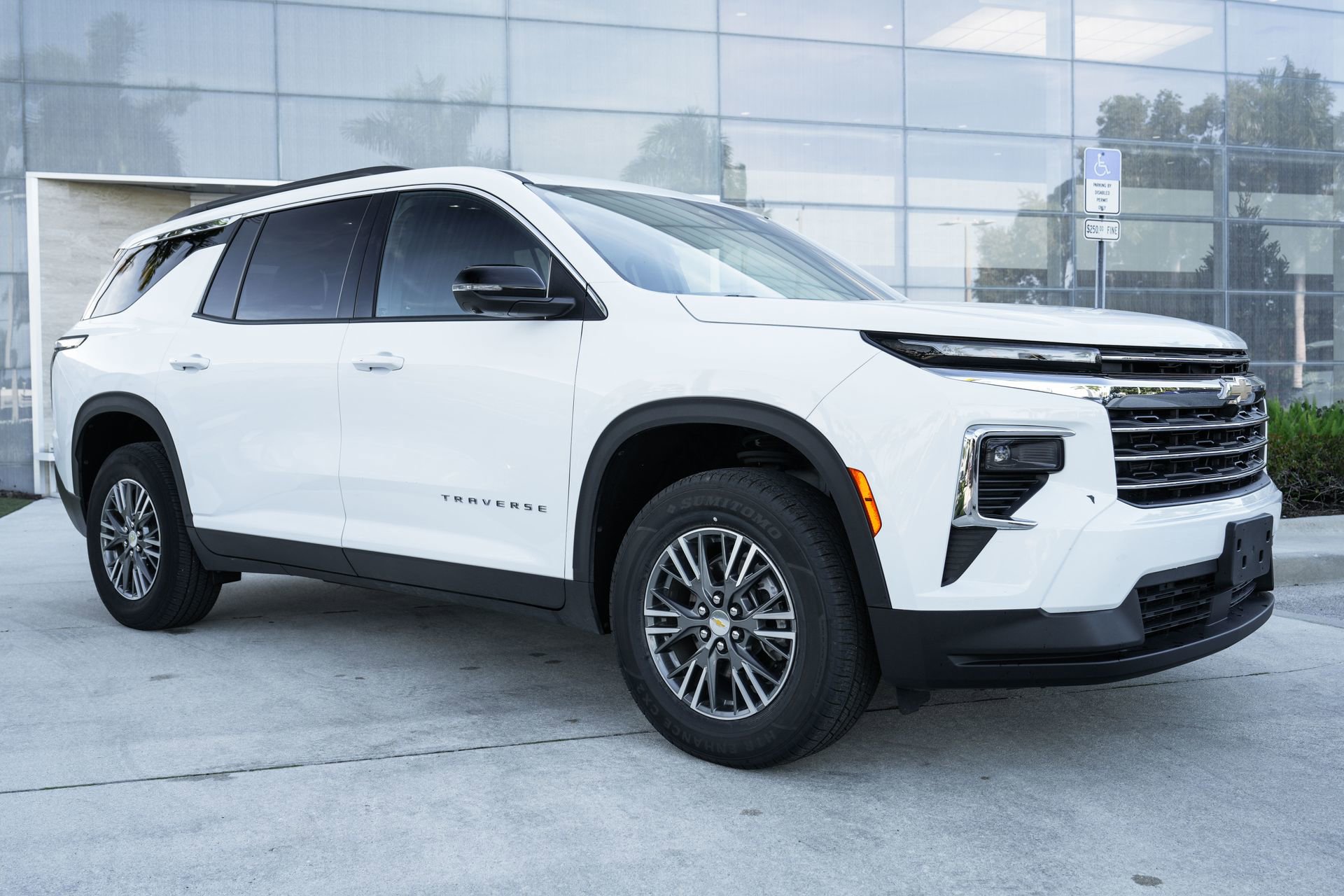 Used 2024 Chevrolet Traverse LT image 3