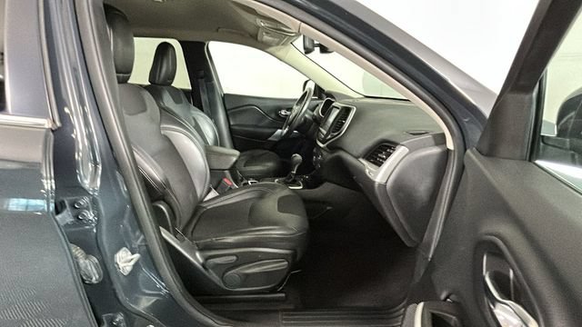 Used 2018 Jeep Cherokee Latitude Plus w/ Comfort/Convenience Group AWD/4WD image 30