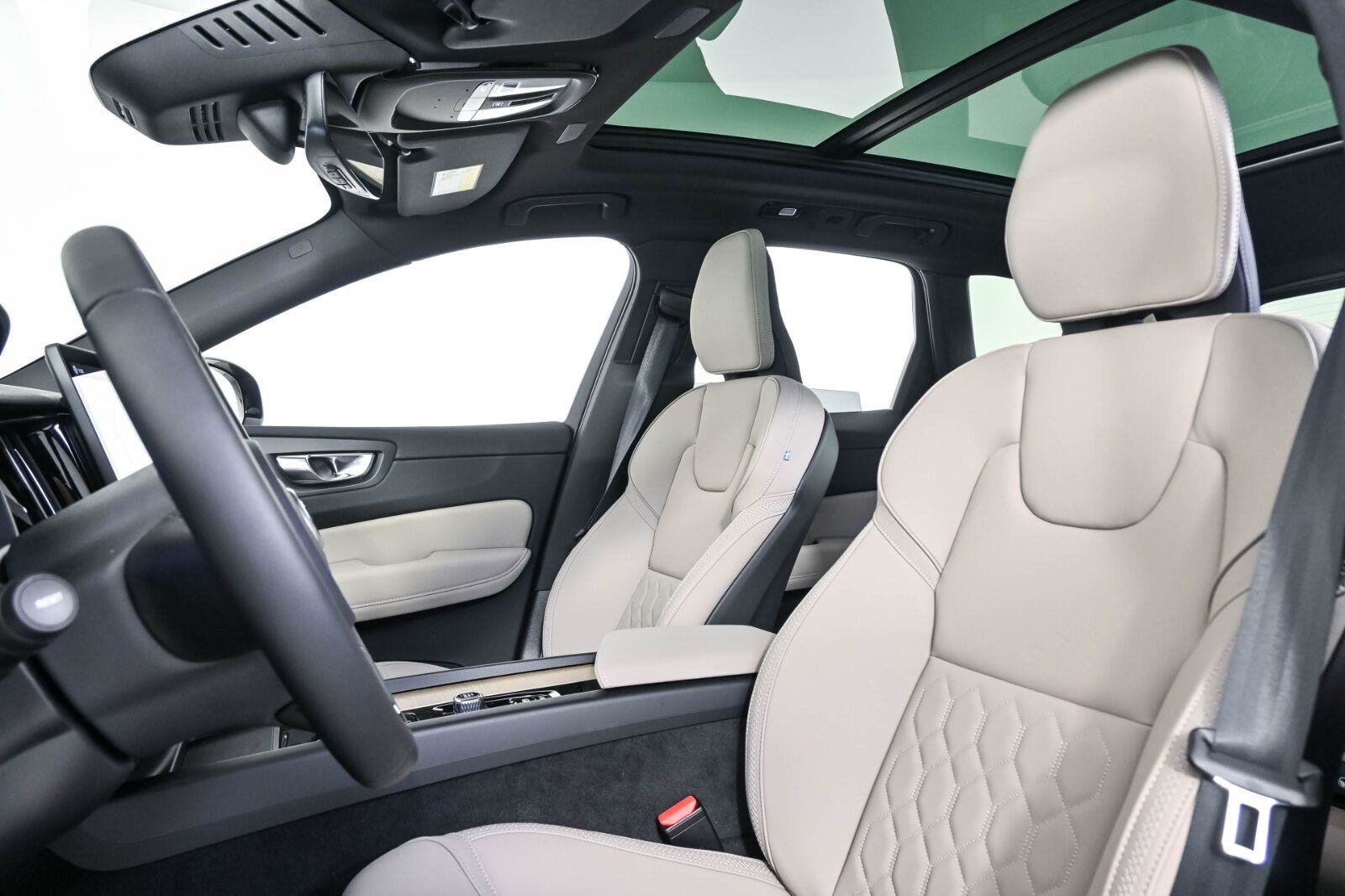 New 2026 Volvo XC60 T8 Plus w/ Protection Package Premier AWD/4WD image 5