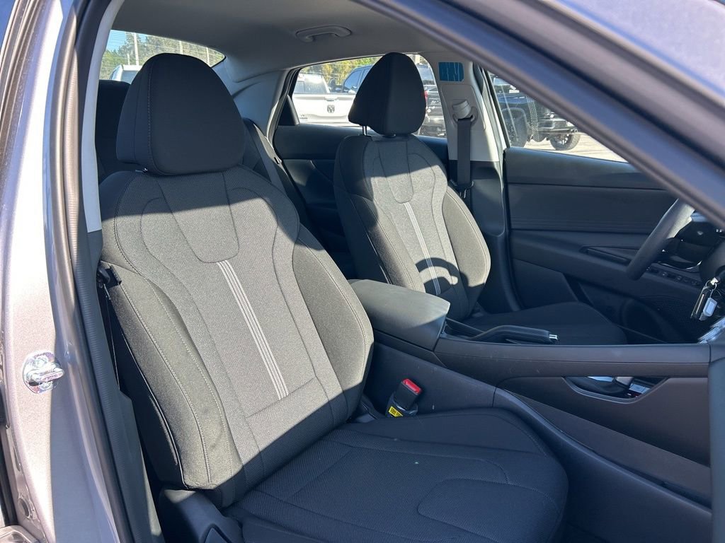 Used 2025 Hyundai Elantra SE image 41