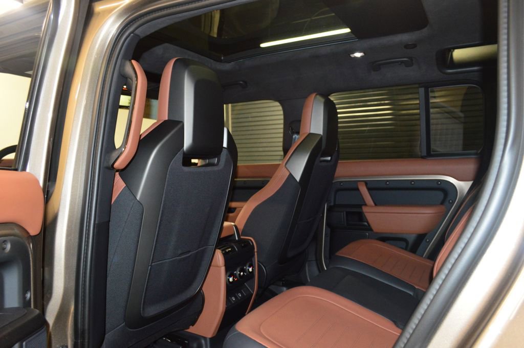 Certified 2025 Land Rover Defender 110 AWD/4WD image 32