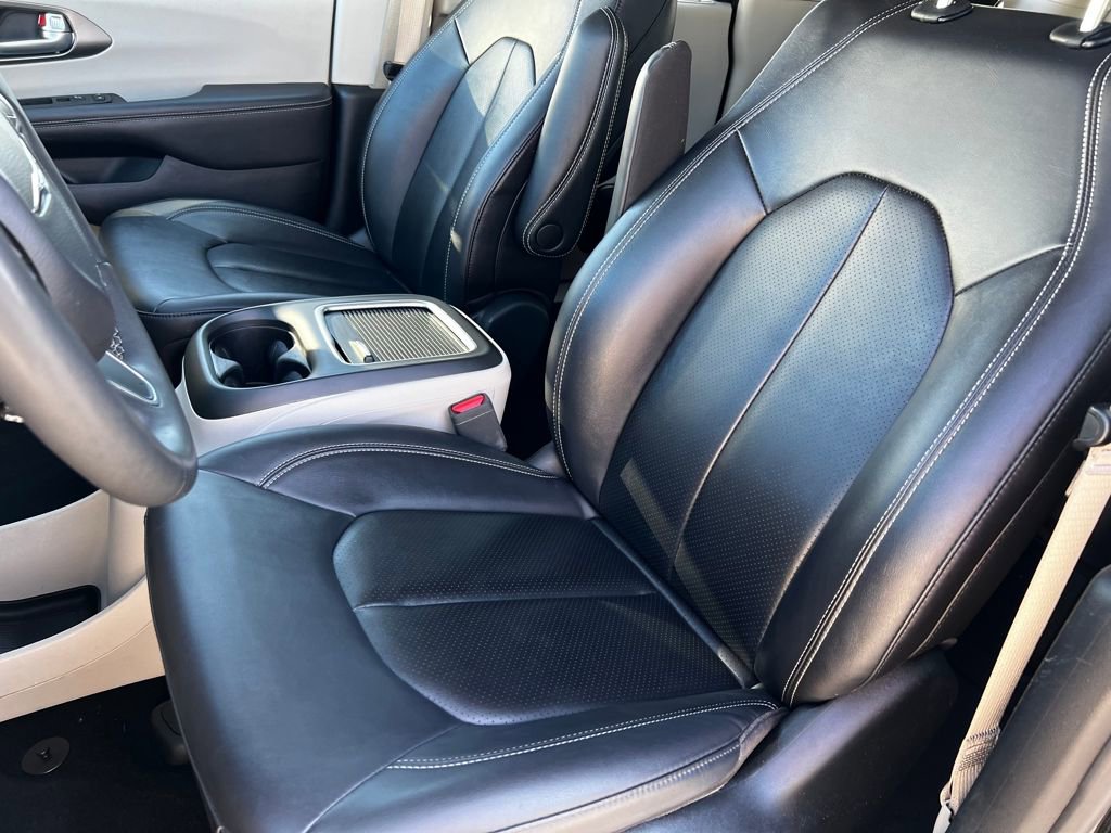 Used 2024 Chrysler Pacifica Touring-L image 11