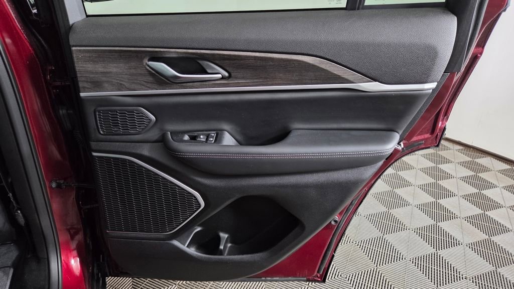 Used 2023 Jeep Grand Cherokee Limited w/ Black Appearance Package image 35