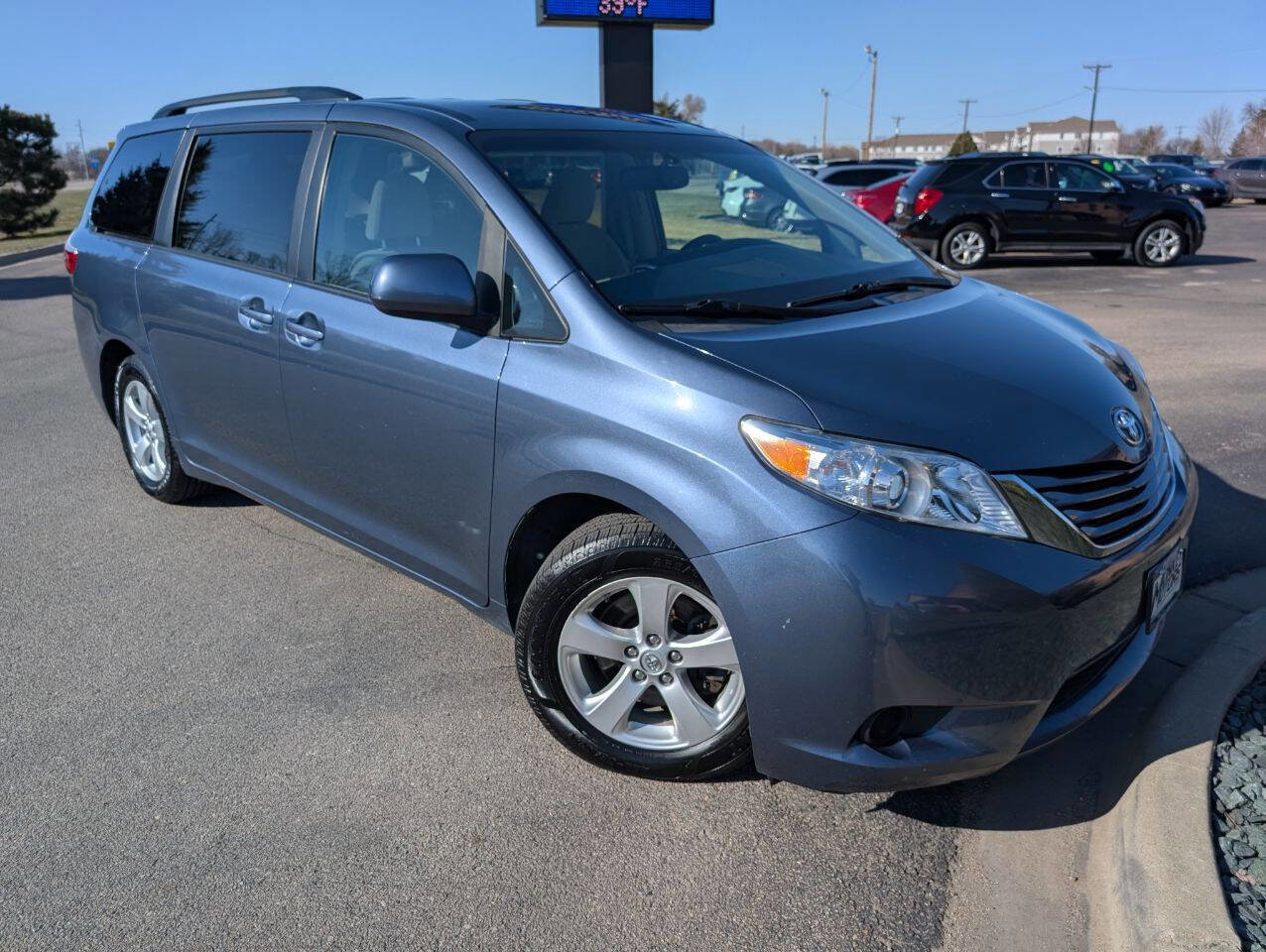 Used 2017 Toyota Sienna LE image 3