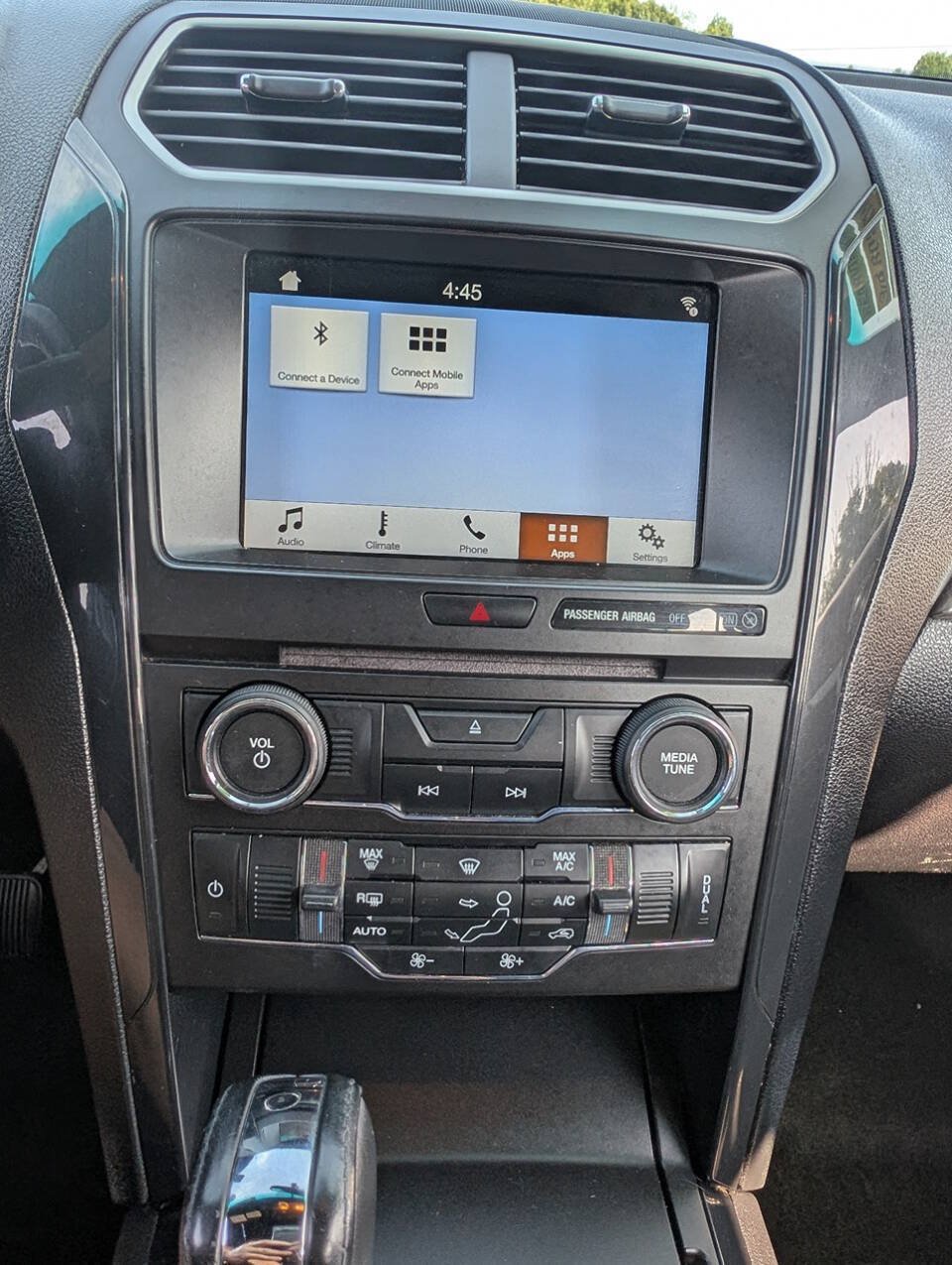 Used 2017 Ford Explorer XLT w/ Equipment Group 201A AWD/4WD image 10