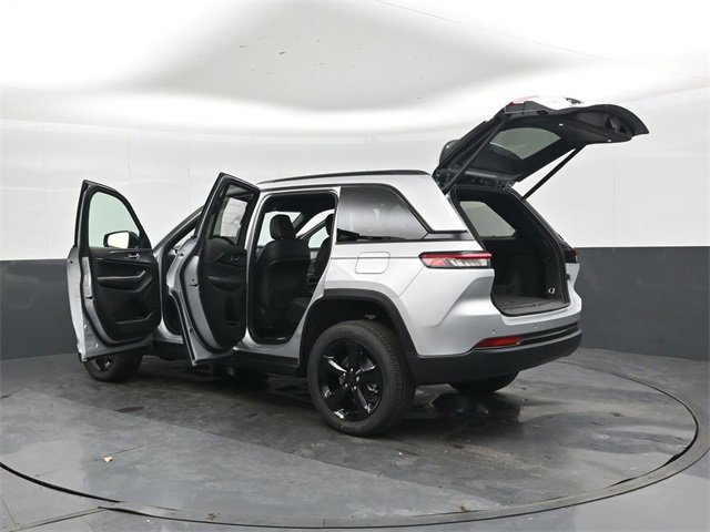 New 2025 Jeep Grand Cherokee Altitude image 45