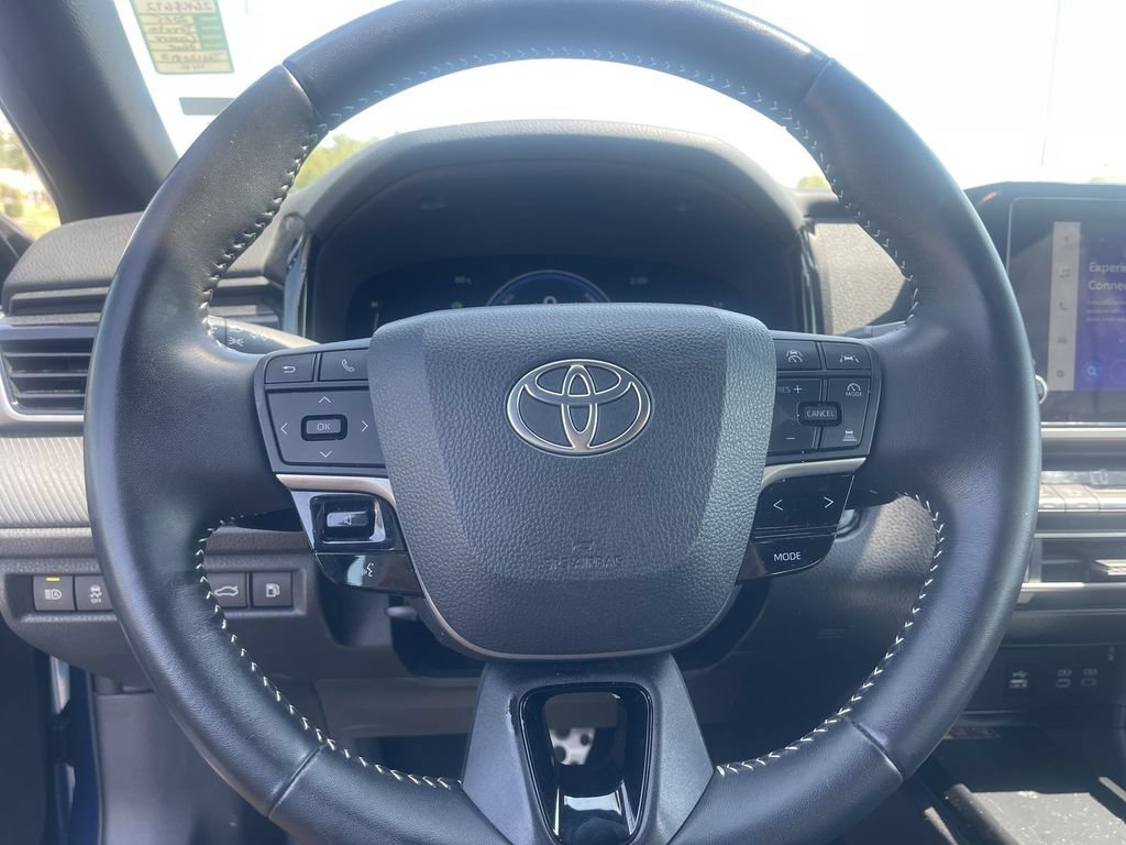 Used 2025 Toyota Camry SE FWD image 9
