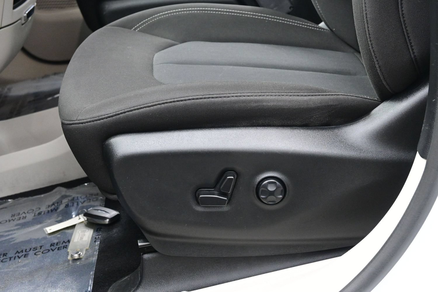 Used 2023 Chrysler Voyager LX FWD image 15