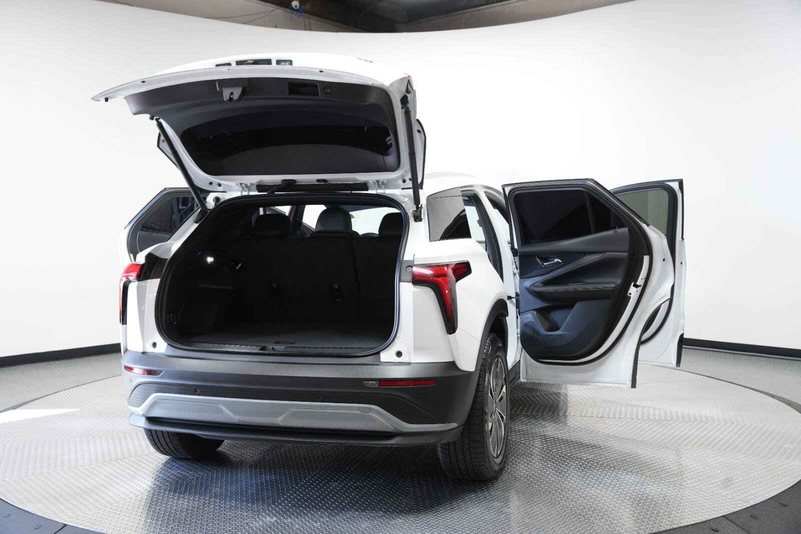 Certified 2024 Chevrolet Blazer EV LT AWD/4WD image 14