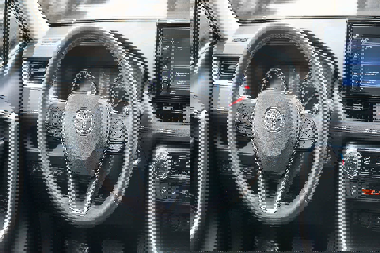 Used 2021 Toyota RAV4 XLE w/ Convenience Package image 14