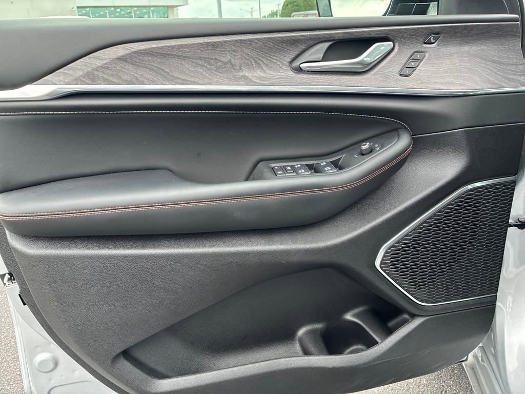 New 2025 Jeep Grand Cherokee Overland w/ Luxury Tech Group IV AWD/4WD image 11