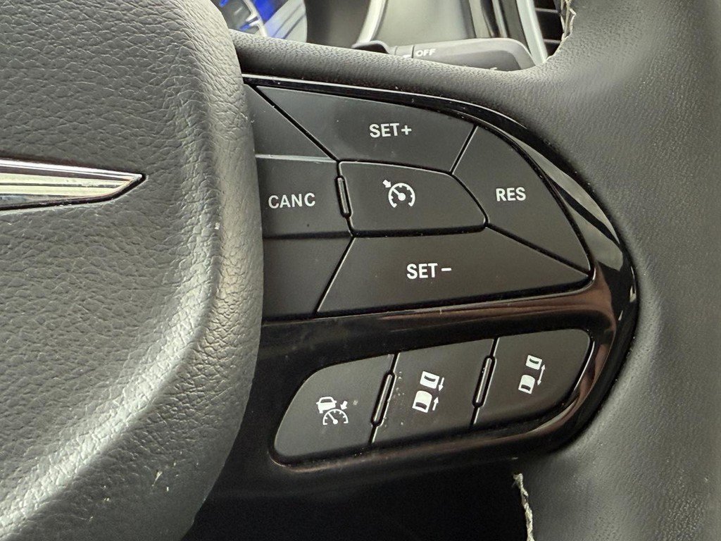 Used 2025 Chrysler Pacifica Limited image 16