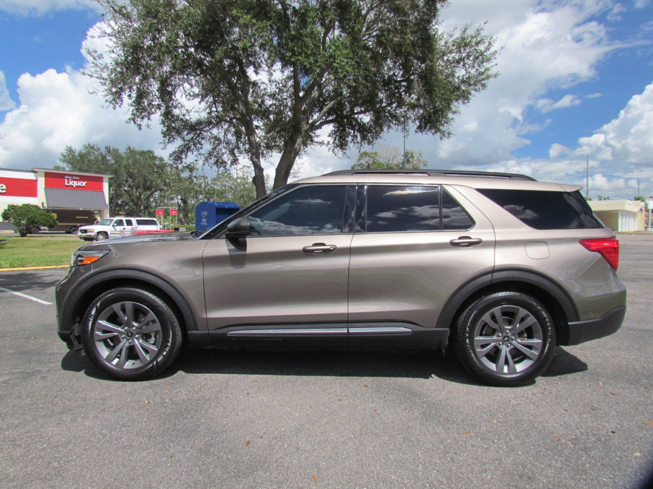 Used 2021 Ford Explorer XLT w/ Equipment Group 202A image 5