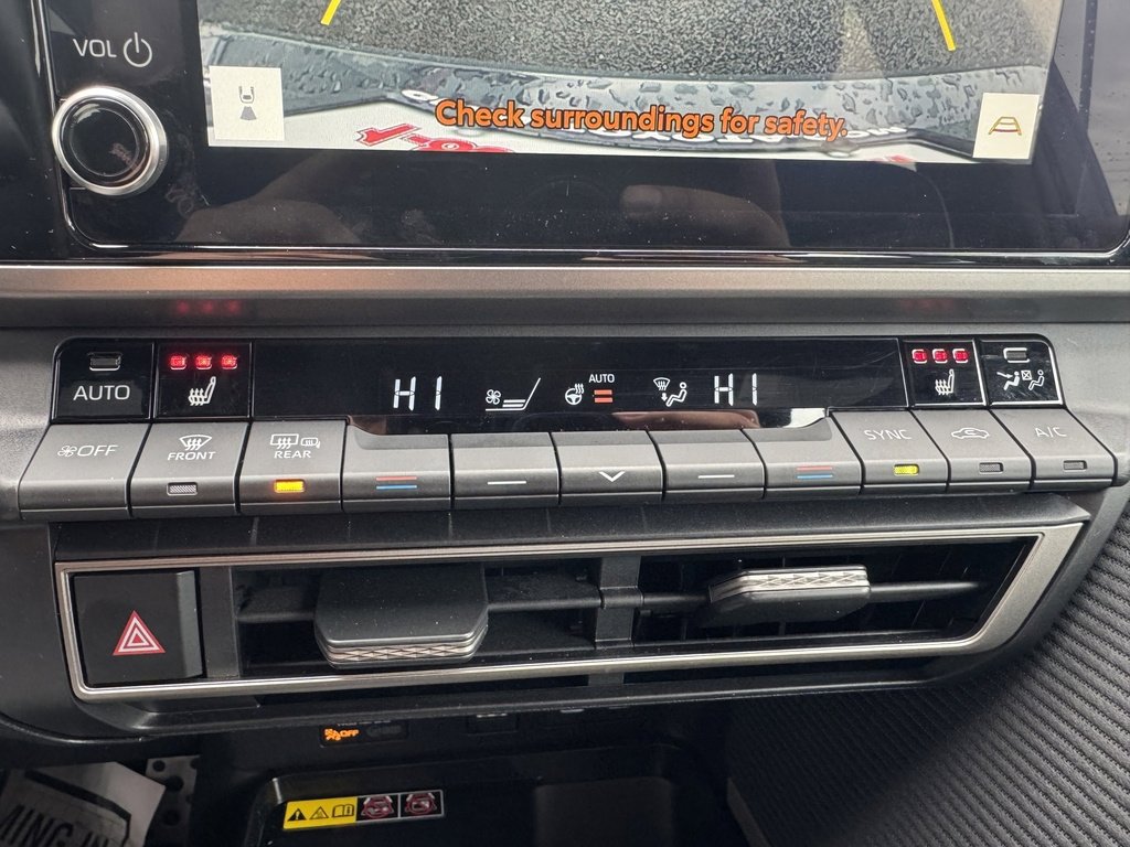 Used 2025 Toyota Camry SE w/ Convenience Package image 21