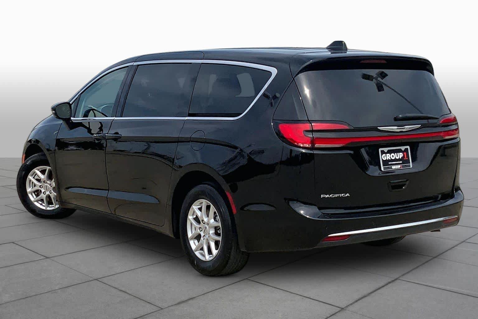 Used 2024 Chrysler Pacifica Touring-L FWD image 12