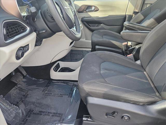 Used 2022 Chrysler Voyager LX image 15