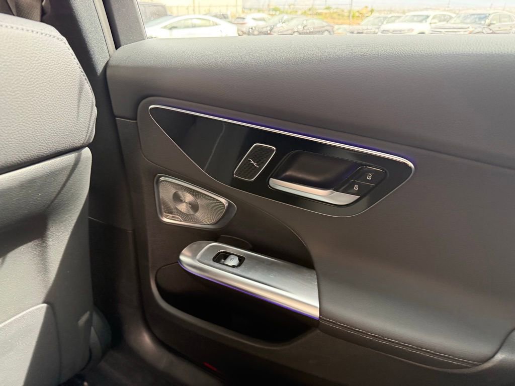 Used 2025 Mercedes-Benz C 300 Sedan image 18