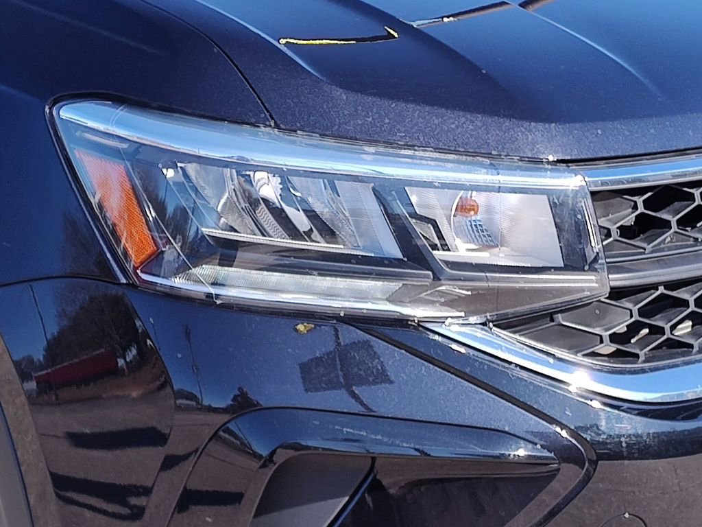 Used 2024 Volkswagen Taos SE image 15