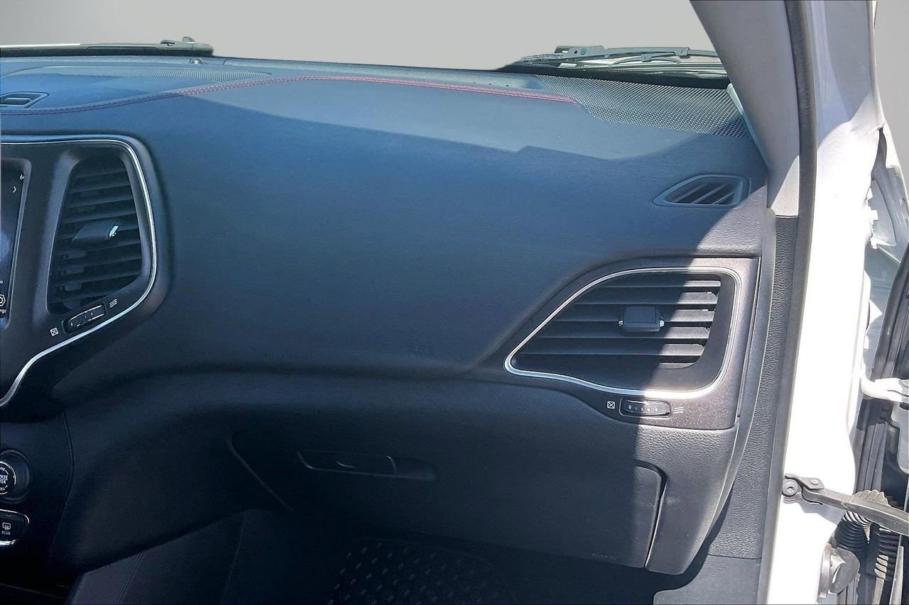 Used 2019 Jeep Cherokee Trailhawk w/ Comfort/Convenience Group image 20