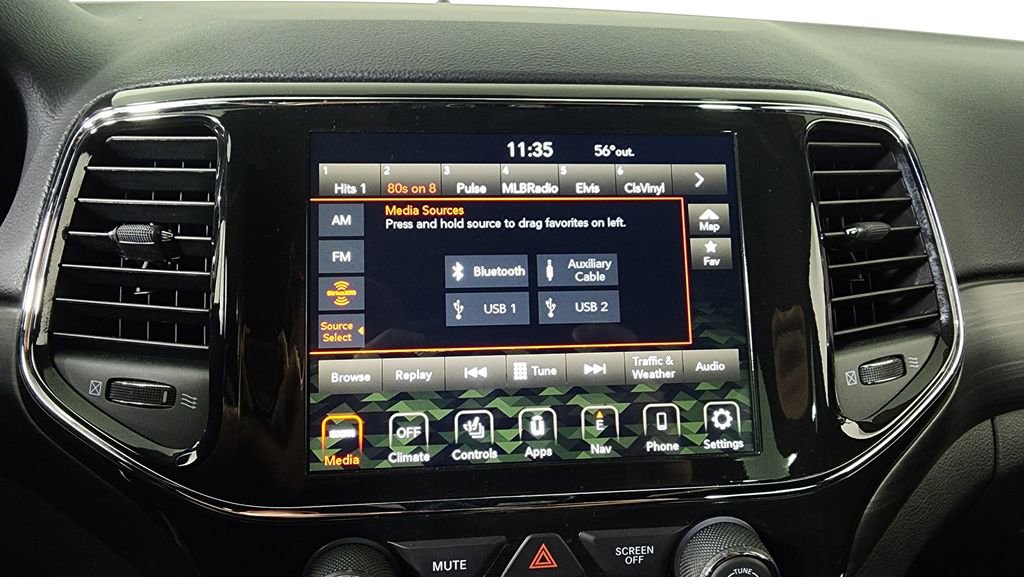 Used 2022 Jeep Grand Cherokee Laredo X image 21