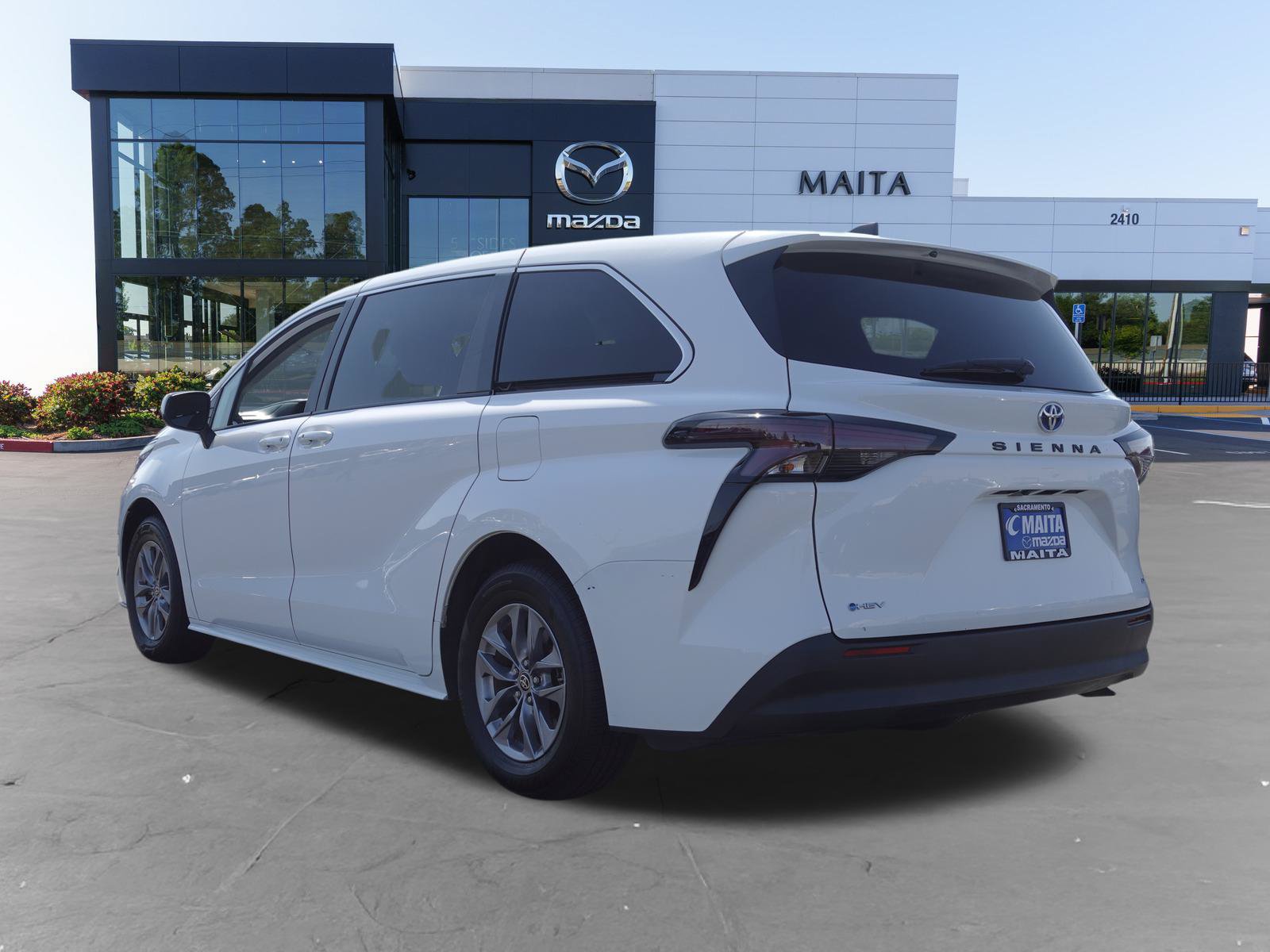 Used 2025 Toyota Sienna LE FWD image 5