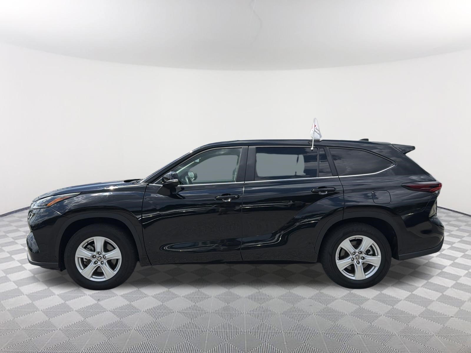 Certified 2025 Toyota Highlander LE FWD image 14