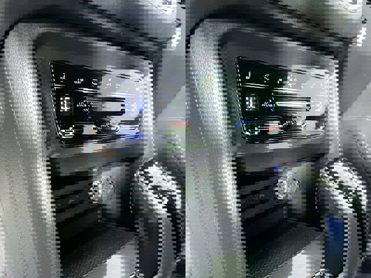 Used 2022 Volkswagen Tiguan SE R-Line image 24