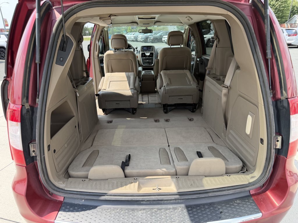 Used 2012 Chrysler Town & Country Touring w/ Entertainment Group #1 FWD image 20