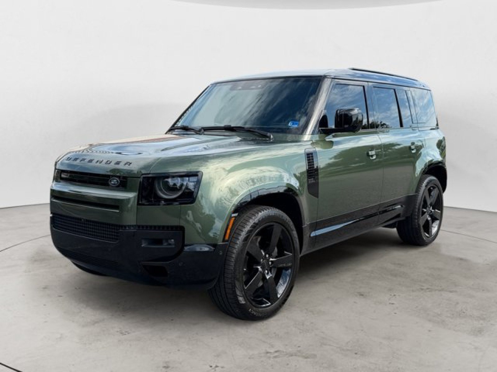 Used 2026 Land Rover Defender 110 X-Dynamic SE AWD/4WD image 1