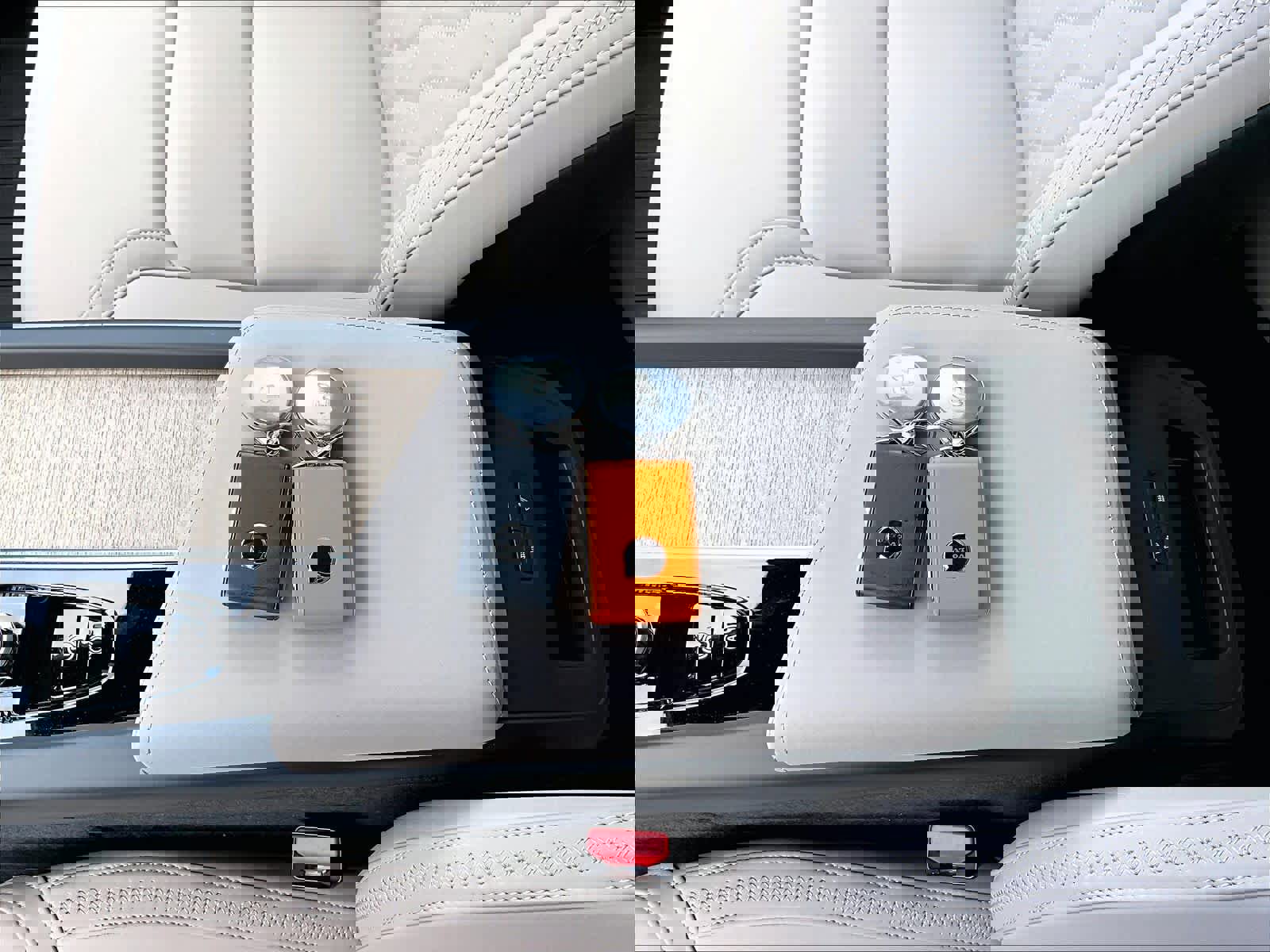 Used 2026 Volvo XC60 T8 Plus w/ Protection Package Premier image 13