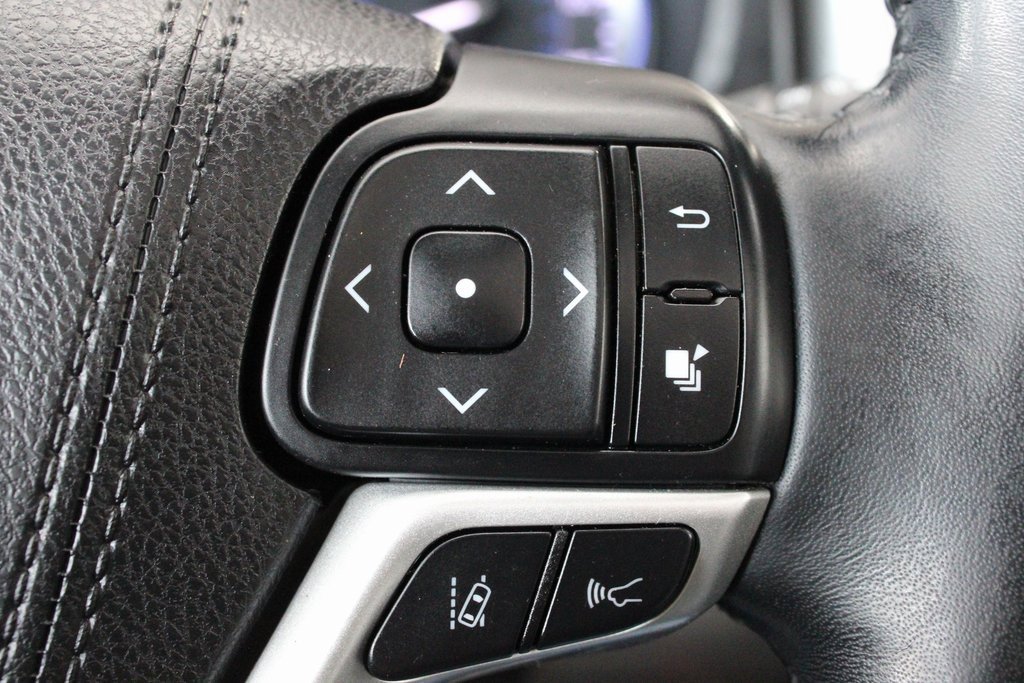 Certified 2018 Toyota Highlander Limited Platinum image 32