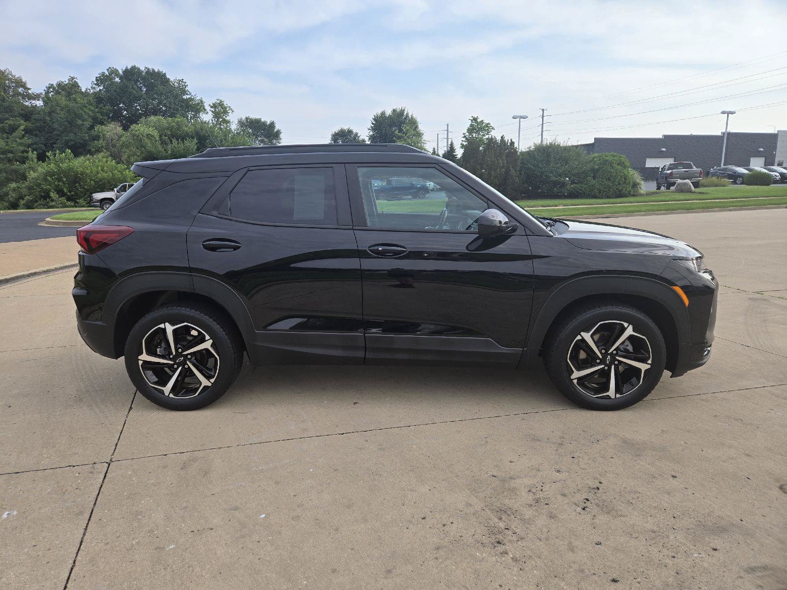 Used 2021 Chevrolet TrailBlazer RS w/ Convenience Package FWD image 2