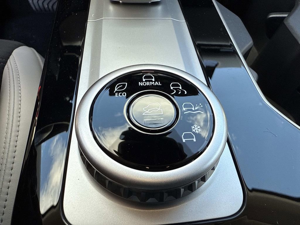 New 2025 Mitsubishi Outlander SE image 32