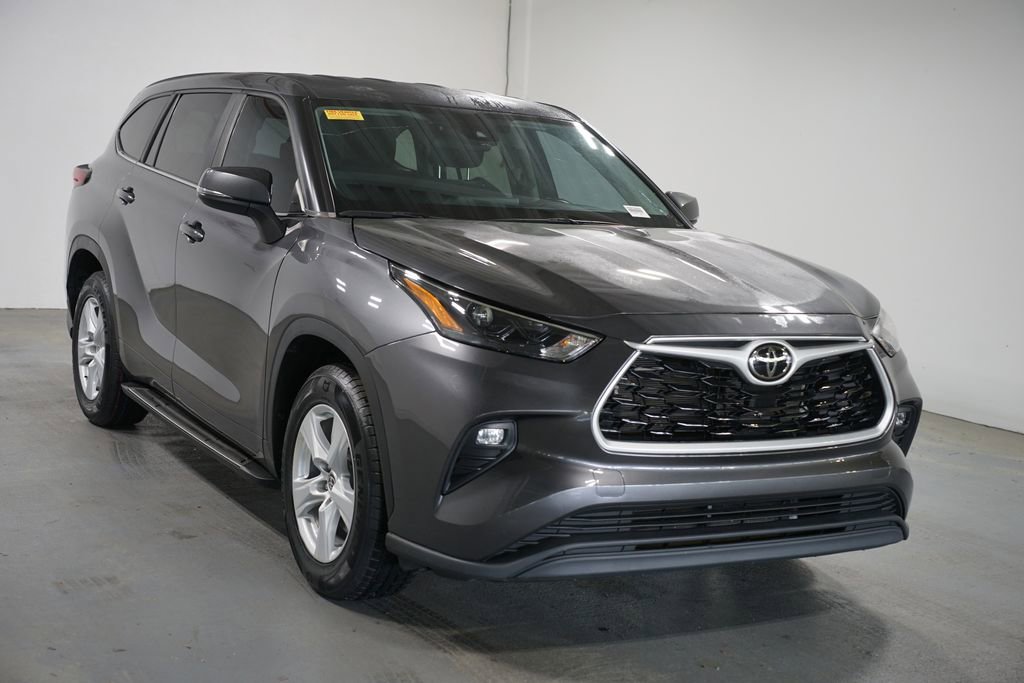 Used 2023 Toyota Highlander LE image 3