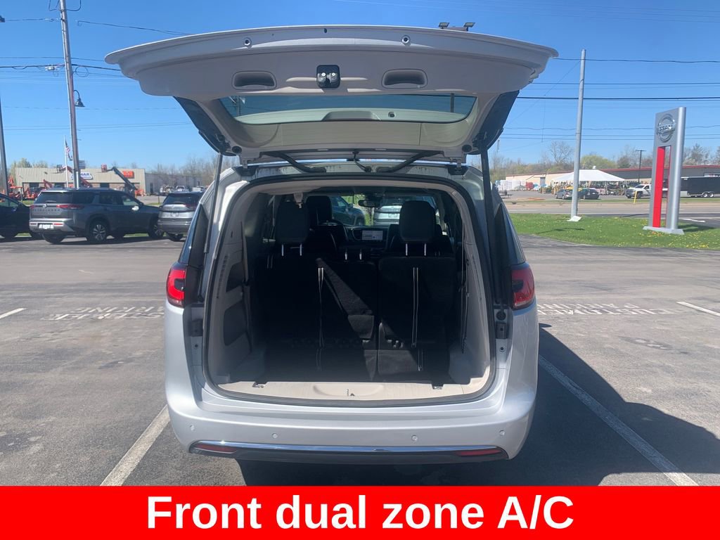 Used 2023 Chrysler Pacifica Touring-L FWD image 12
