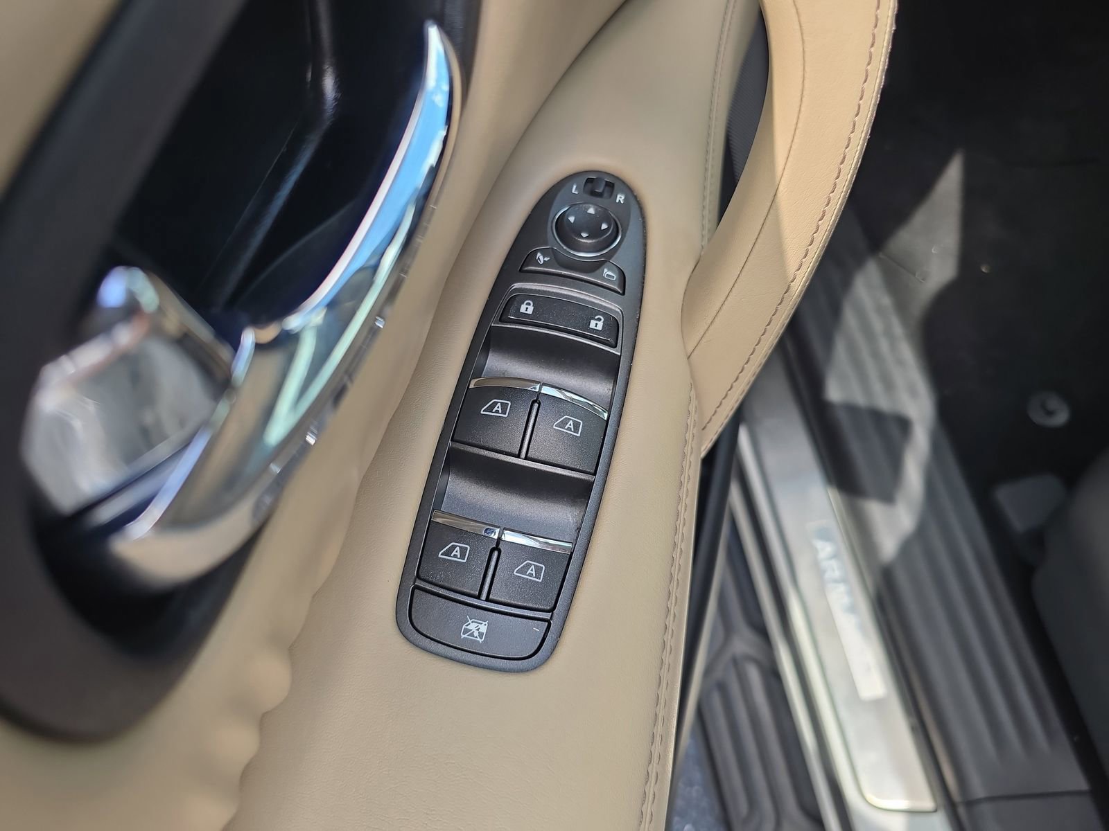 Used 2023 Nissan Armada SL w/ Captain's Chairs Package image 14