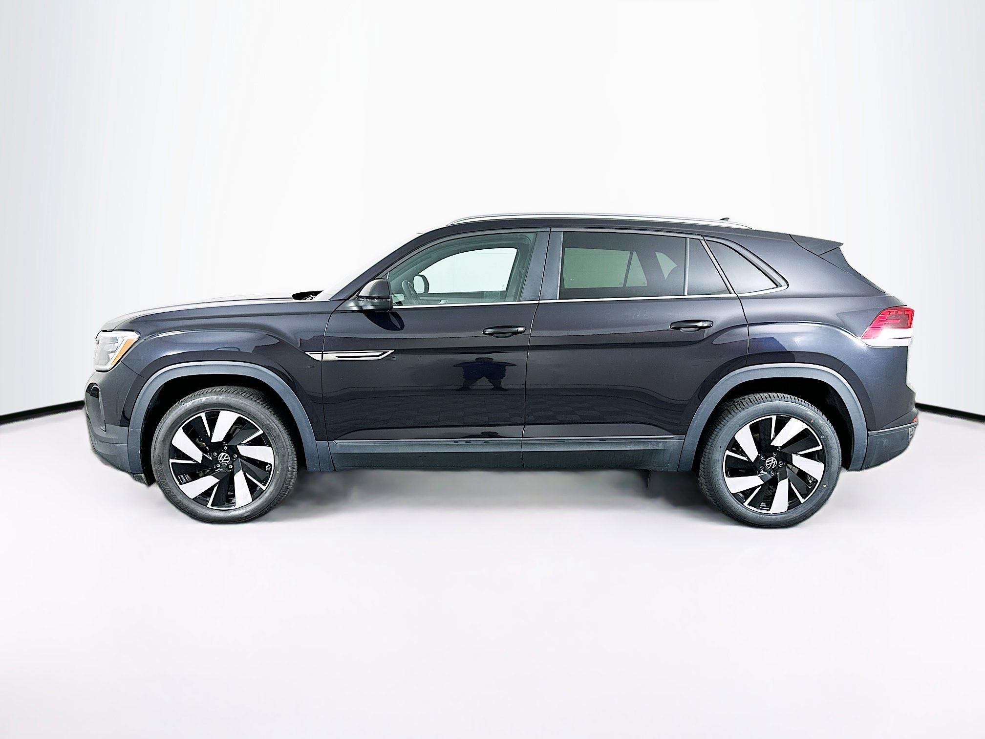 Used 2025 Volkswagen Atlas Cross Sport SE image 4