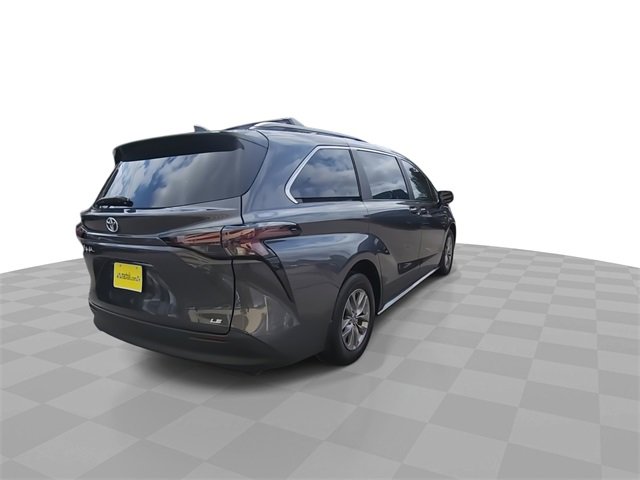Used 2025 Toyota Sienna LE image 8