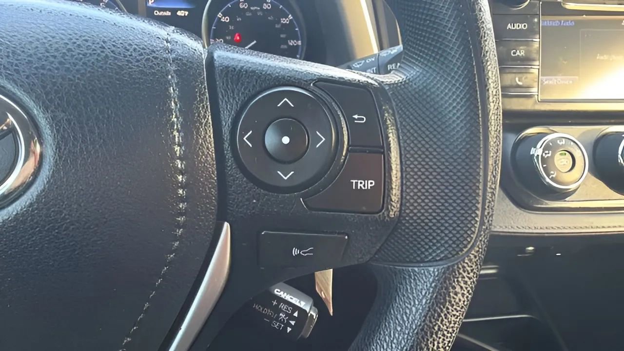 Used 2018 Toyota RAV4 LE image 27